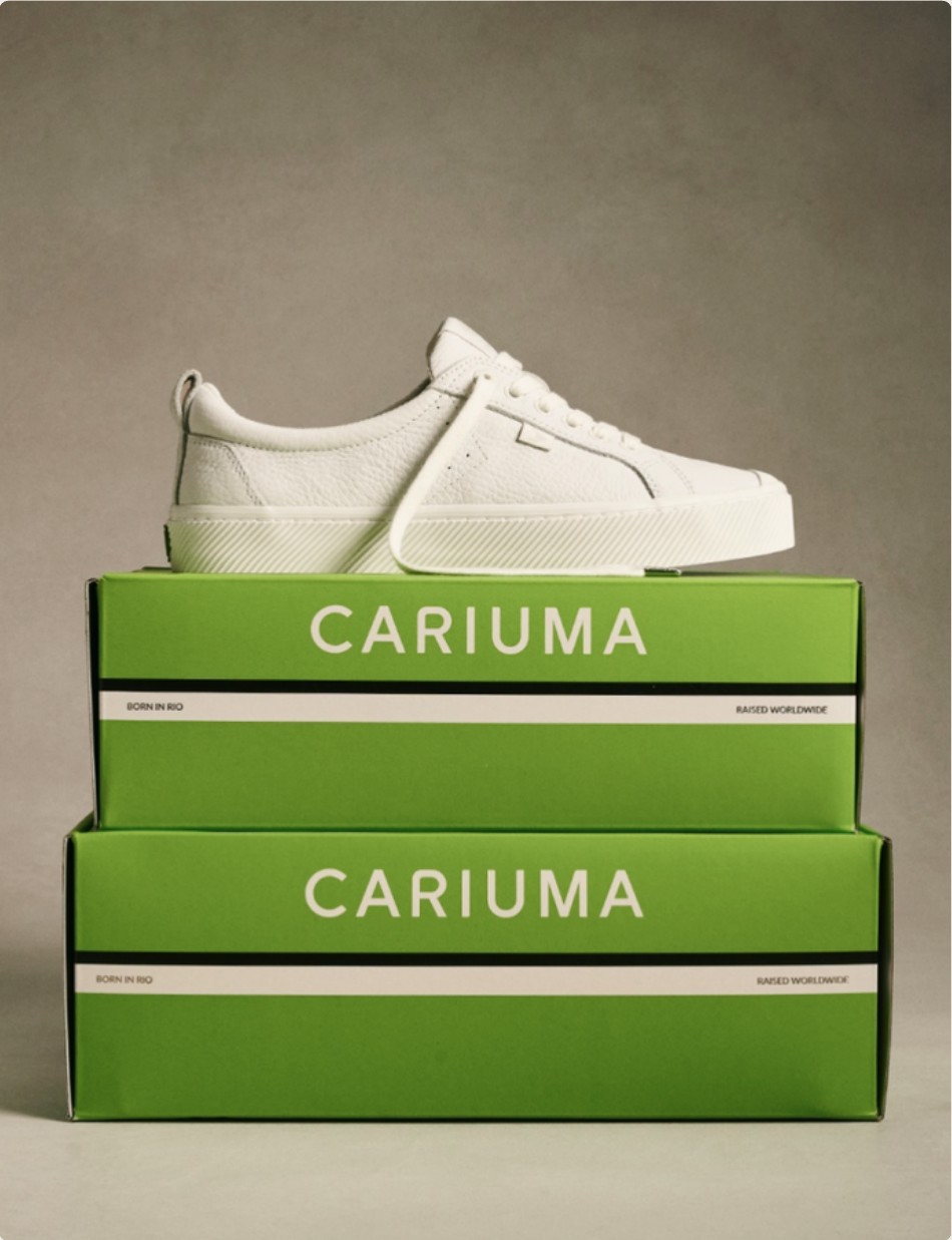 Cariuma boxes: the signature green.